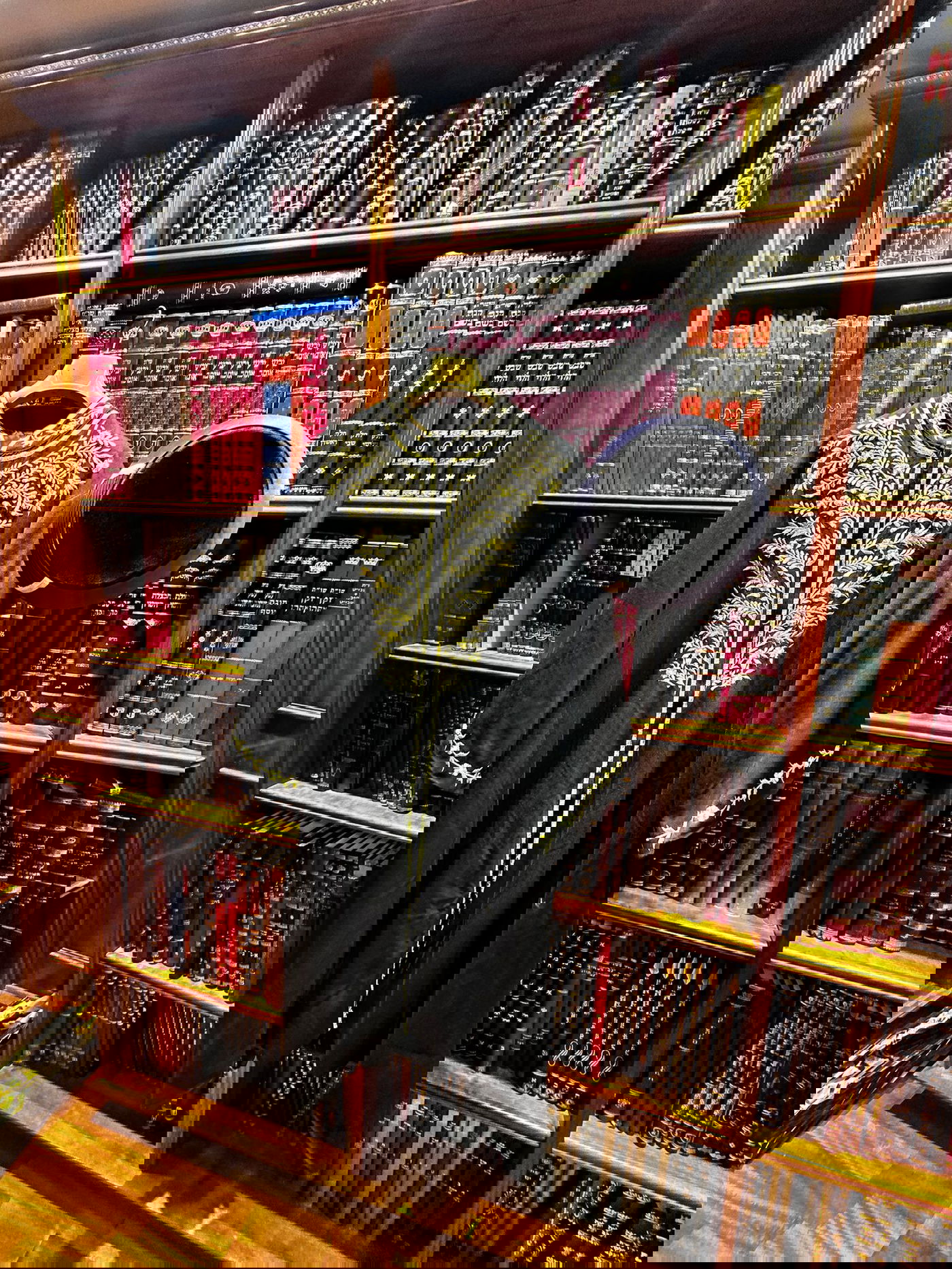 גלימת מרן הגר"ע יוסף זצ"ל בחדרו של הראשל"צ הגר"ד יוסף, אמש