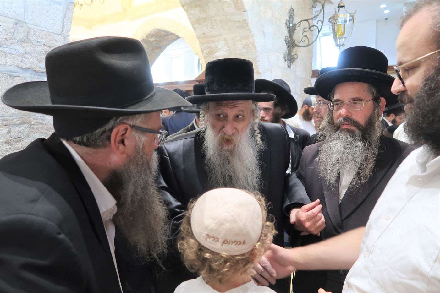 האדמו"ר מטשארנוביל בתפילה במקומות הקדושים בירושלים 