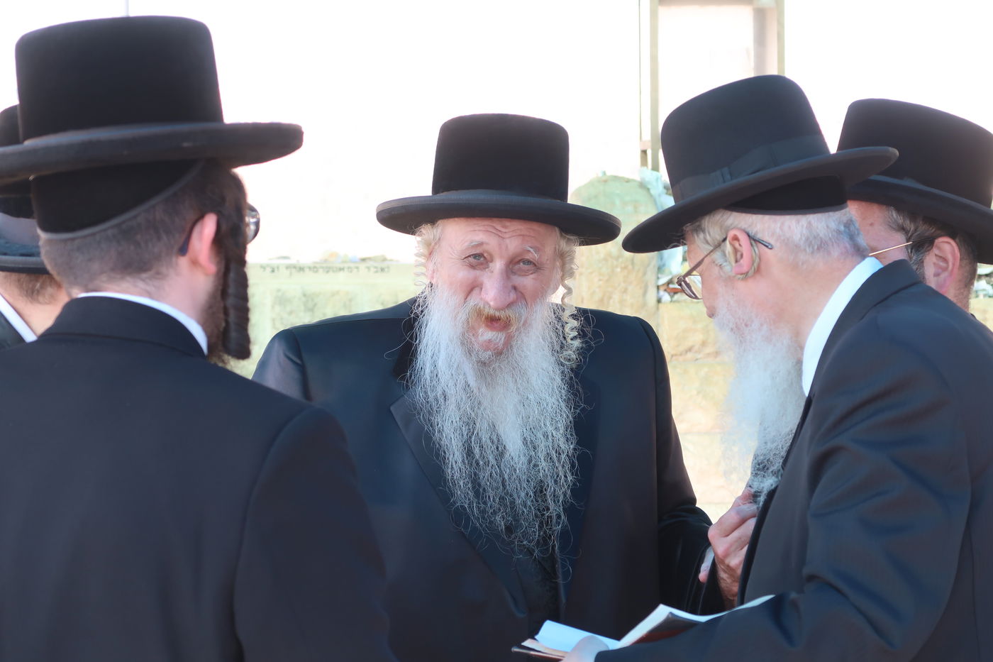 האדמו"ר מטשארנוביל בתפילה במקומות הקדושים בירושלים 