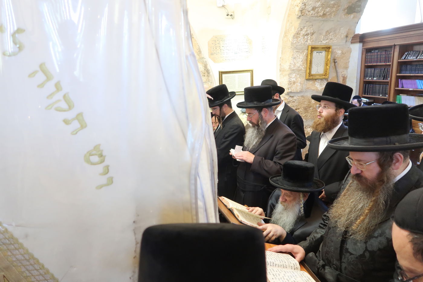 האדמו"ר מטשארנוביל בתפילה במקומות הקדושים בירושלים 