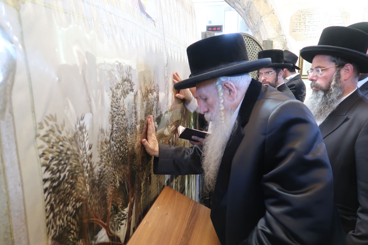 האדמו"ר מטשארנוביל בתפילה במקומות הקדושים בירושלים 