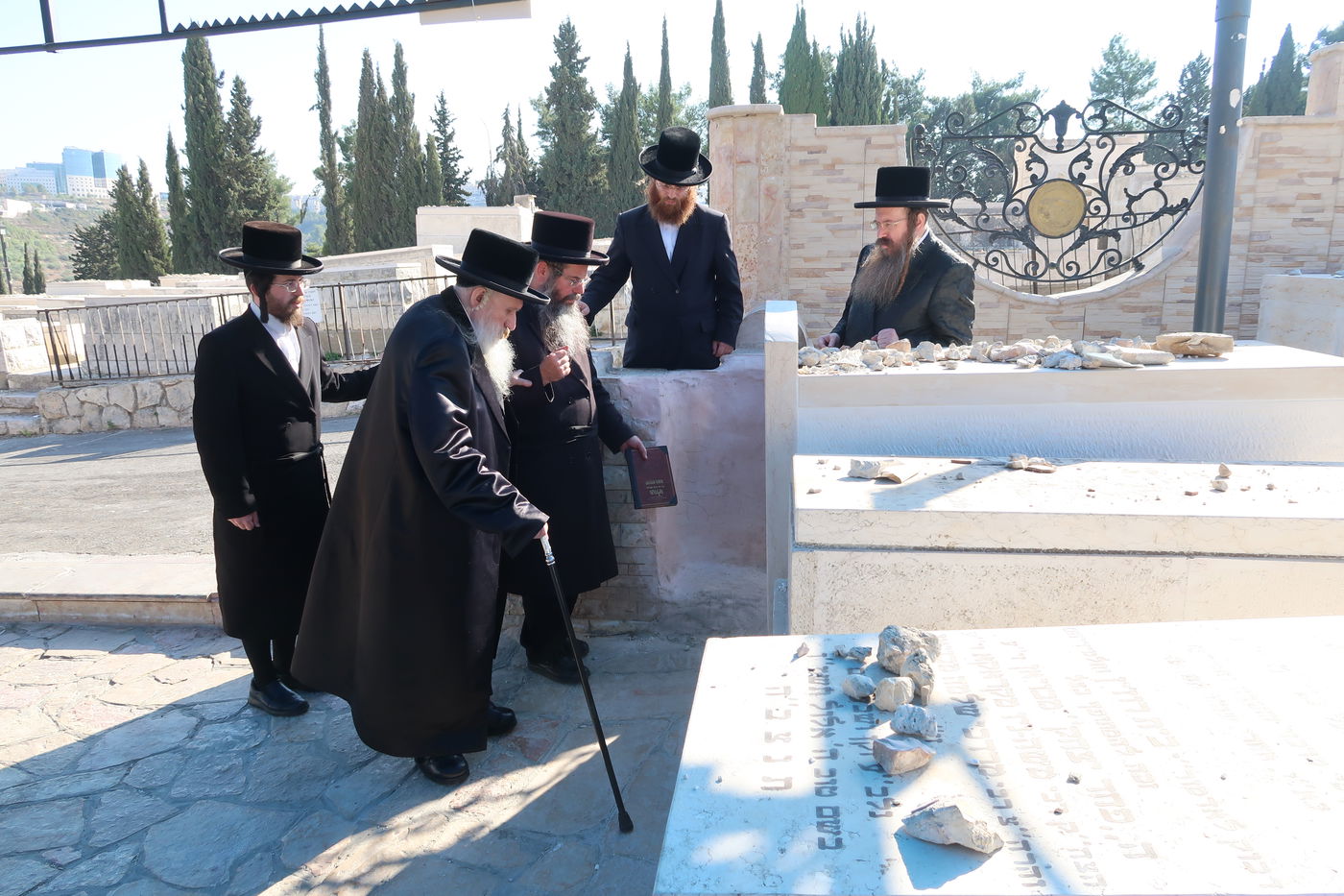 האדמו"ר מטשארנוביל בתפילה במקומות הקדושים בירושלים 