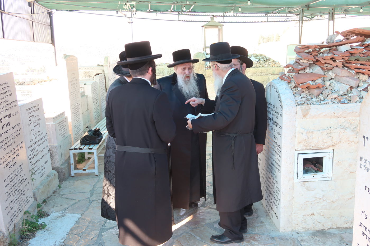 האדמו"ר מטשארנוביל בתפילה במקומות הקדושים בירושלים 