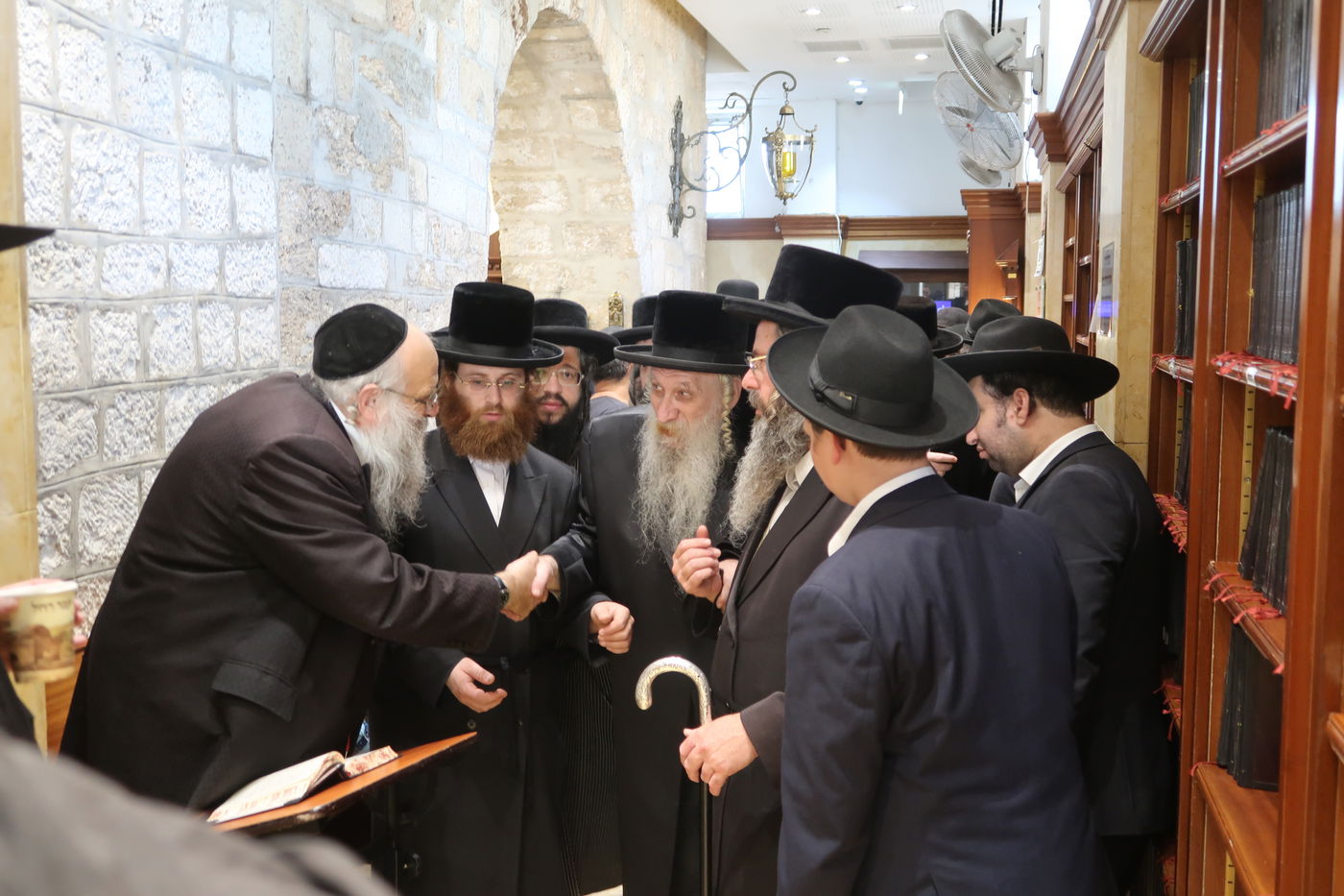 האדמו"ר מטשארנוביל בתפילה במקומות הקדושים בירושלים 