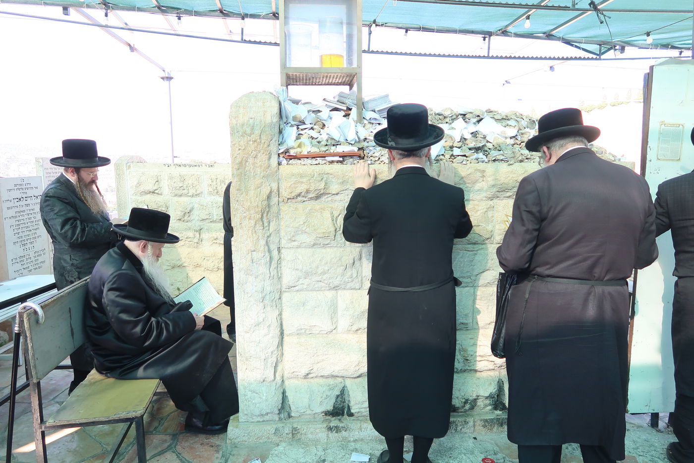 האדמו"ר מטשארנוביל בתפילה במקומות הקדושים בירושלים 