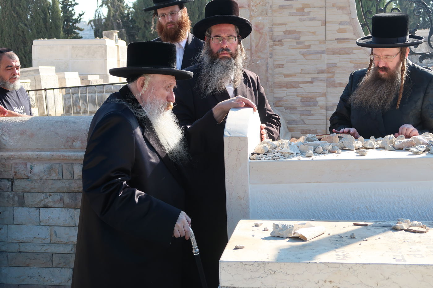 האדמו"ר מטשארנוביל בתפילה במקומות הקדושים בירושלים 