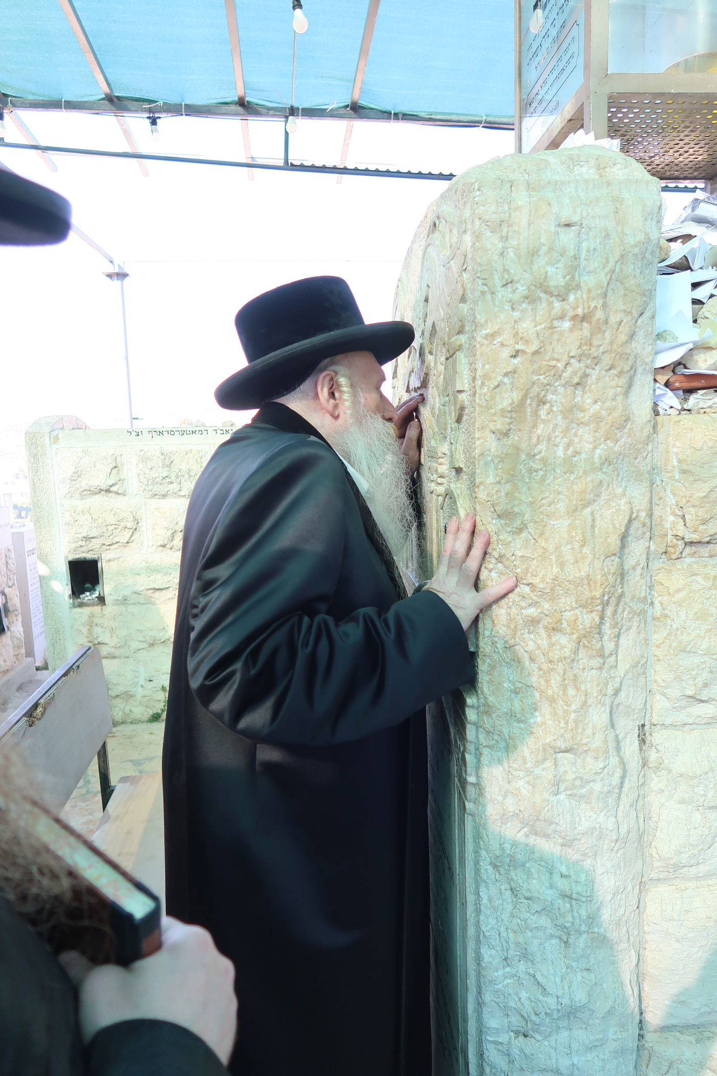 האדמו"ר מטשארנוביל בתפילה במקומות הקדושים בירושלים 