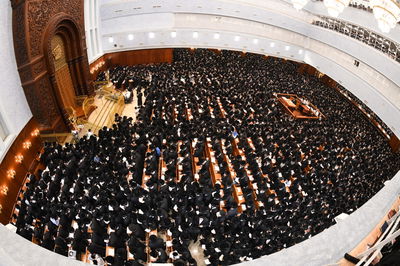 אלפי חסידי בעלזא בביהמ"ד הגדול - במרכז במת קריאת התורה