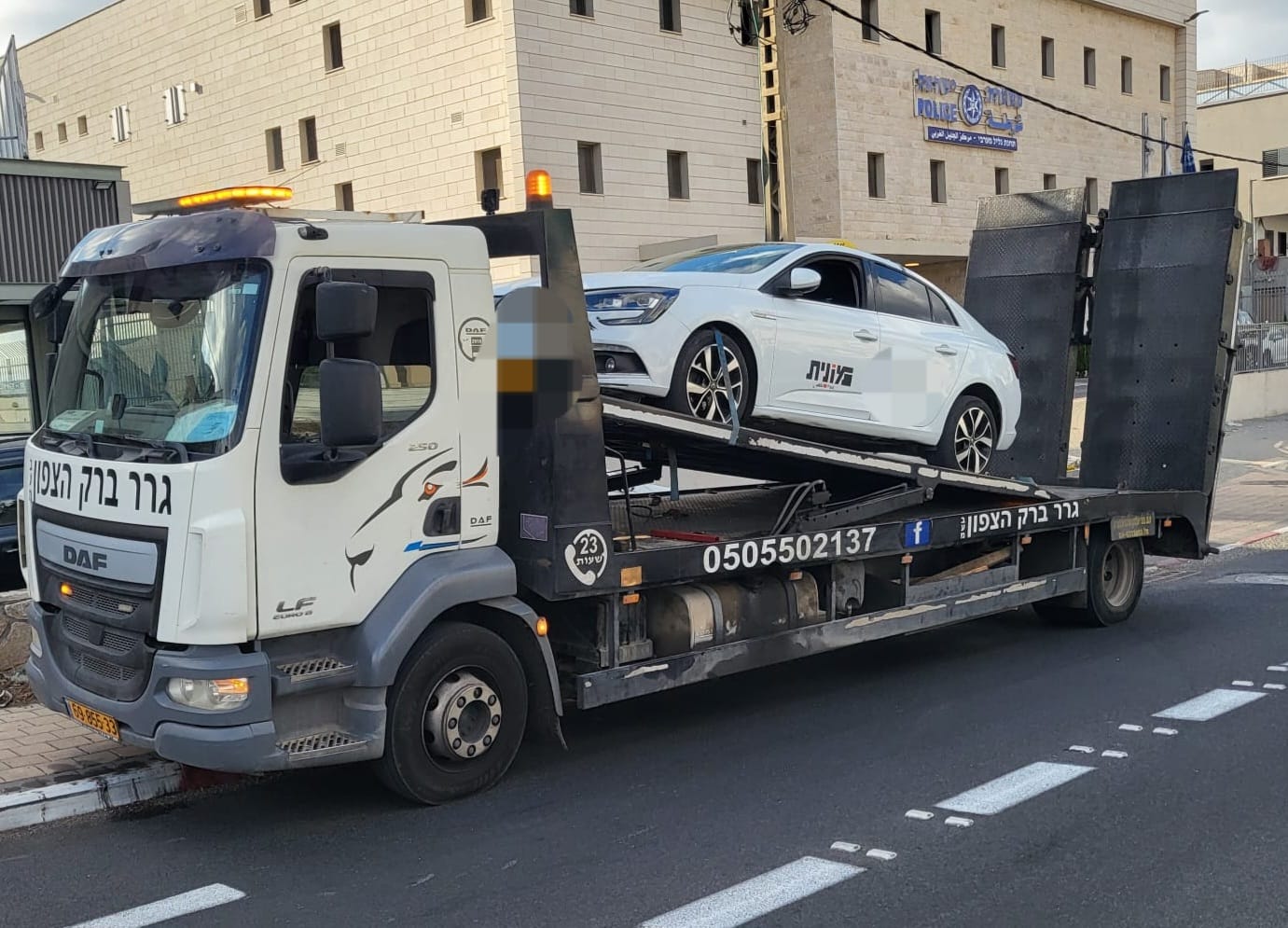 השוטרים בדקו את נהג המונית - שהתברר כפלסטיני שב"ח