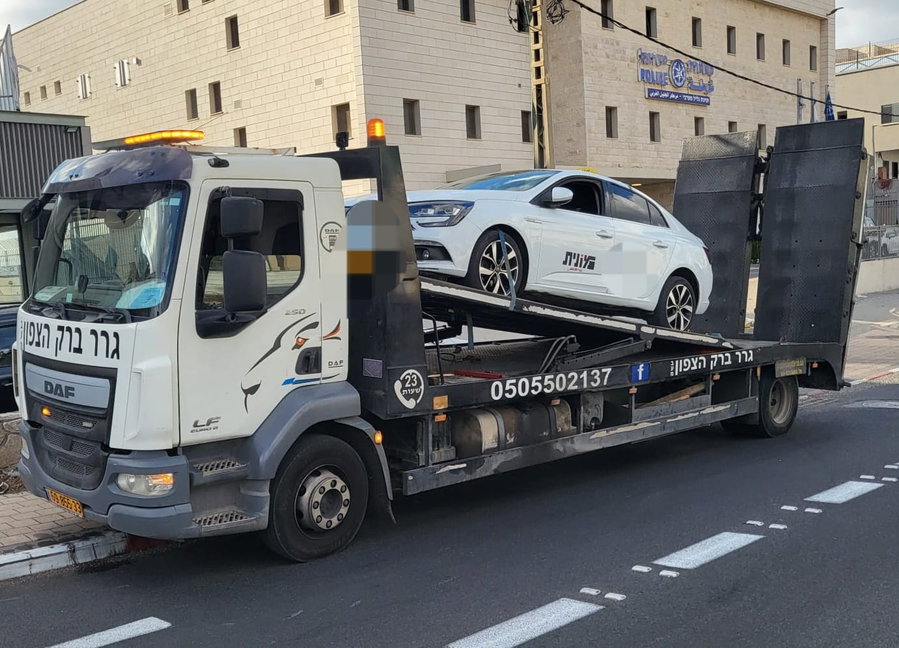 השוטרים בדקו את נהג המונית - שהתברר כפלסטיני שב"ח