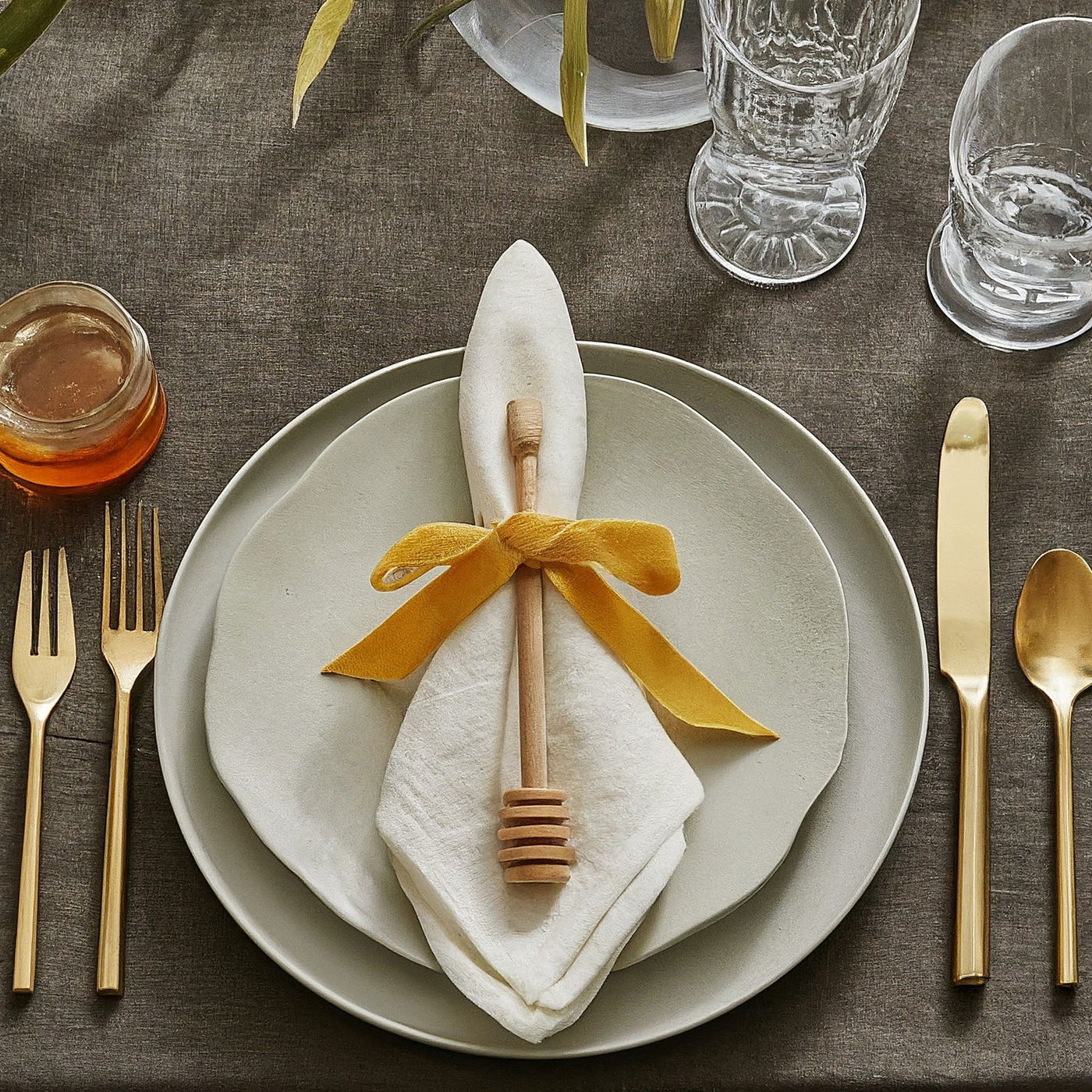 מפית מעוצבת עם כפית דבש