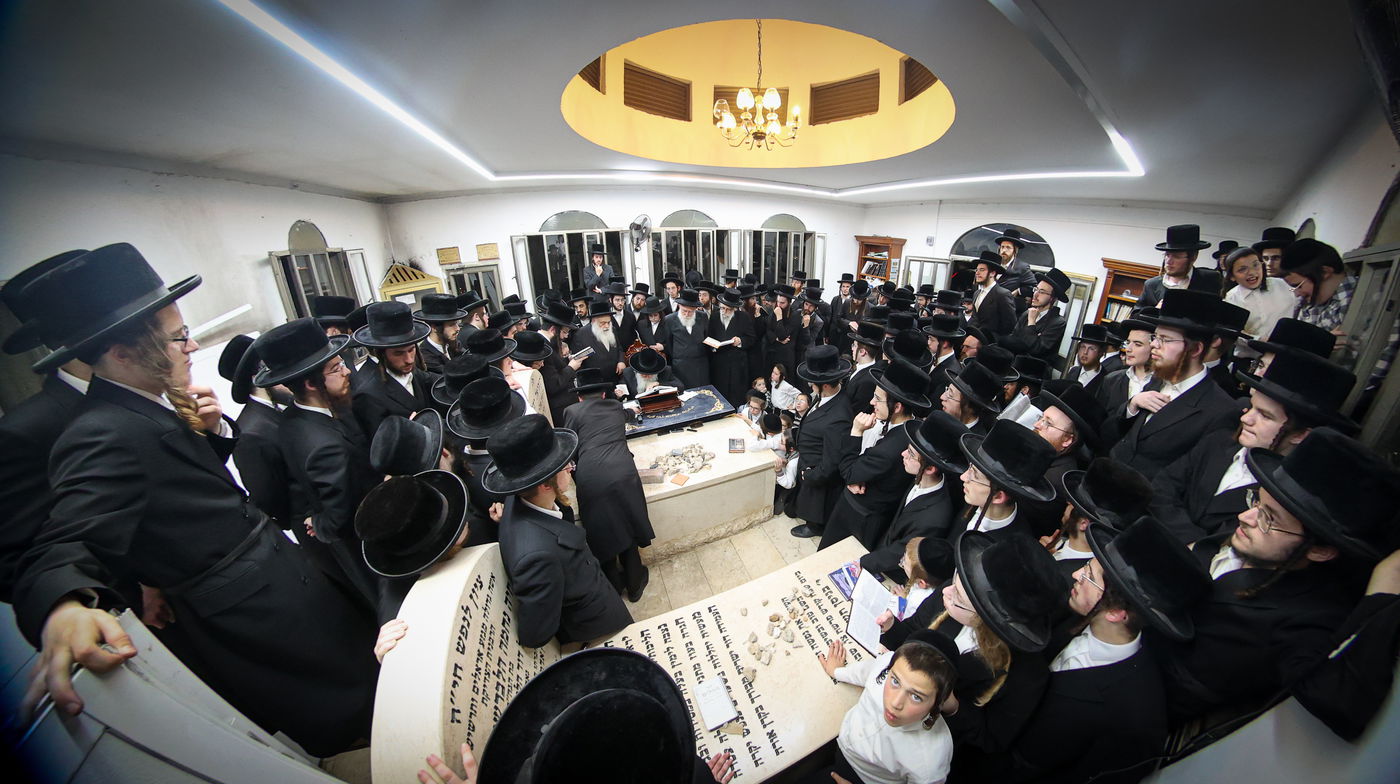 האדמו"ר מצאנז קלויזנבורג בציון אביו בעל ה'שפע חיים' זצ"ל