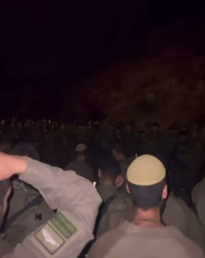 חיילי גולני מקבלים עמ"ש / תיעוד שהביא הכתב דורון קדוש 