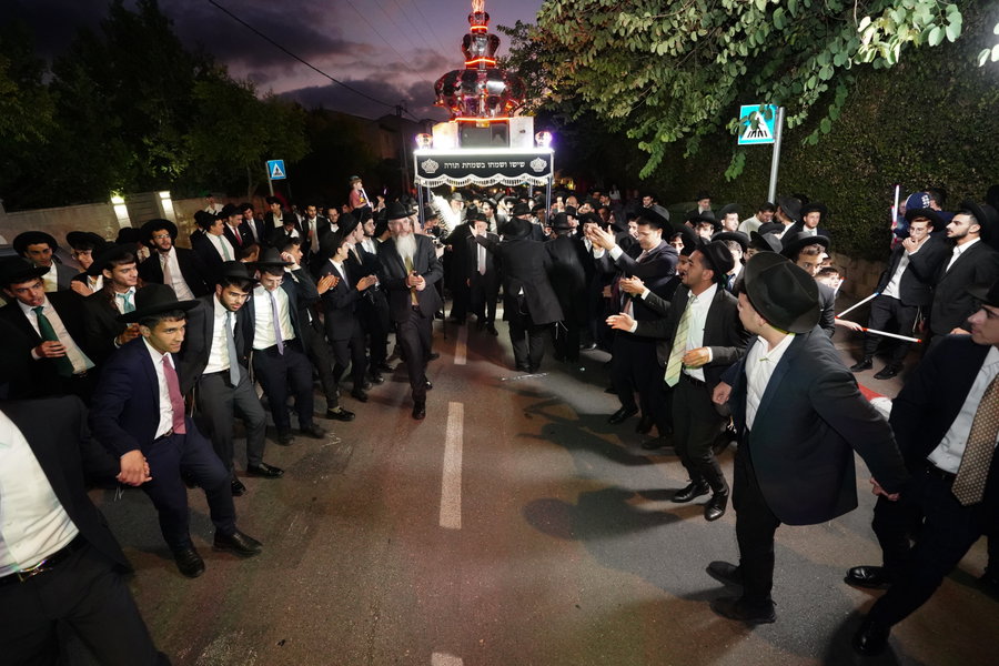 הכנסת ספר תורה לישיבת 'באר יצחק'