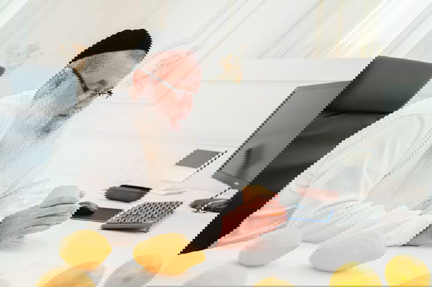 הגאון רבי יגאל כהן בבדיקת אתרוגים לחג הסוכות 