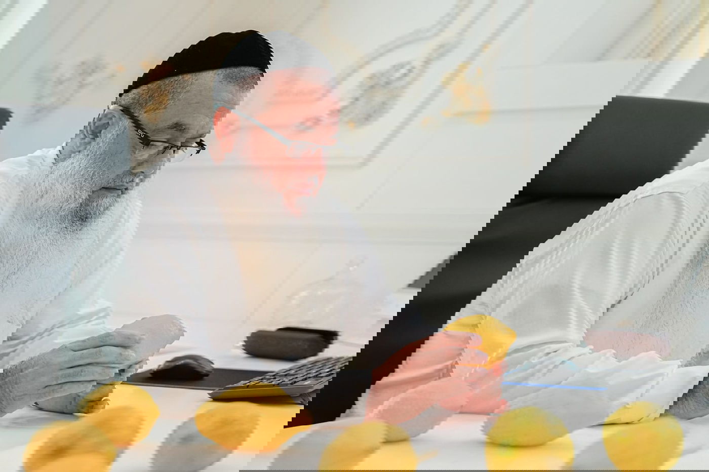 הגאון רבי יגאל כהן בבדיקת אתרוגים לחג הסוכות 