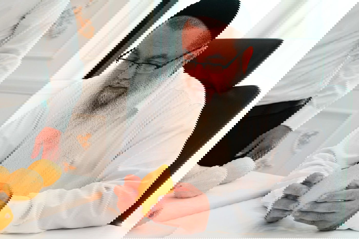 הגאון רבי יגאל כהן בבדיקת אתרוגים לחג הסוכות 