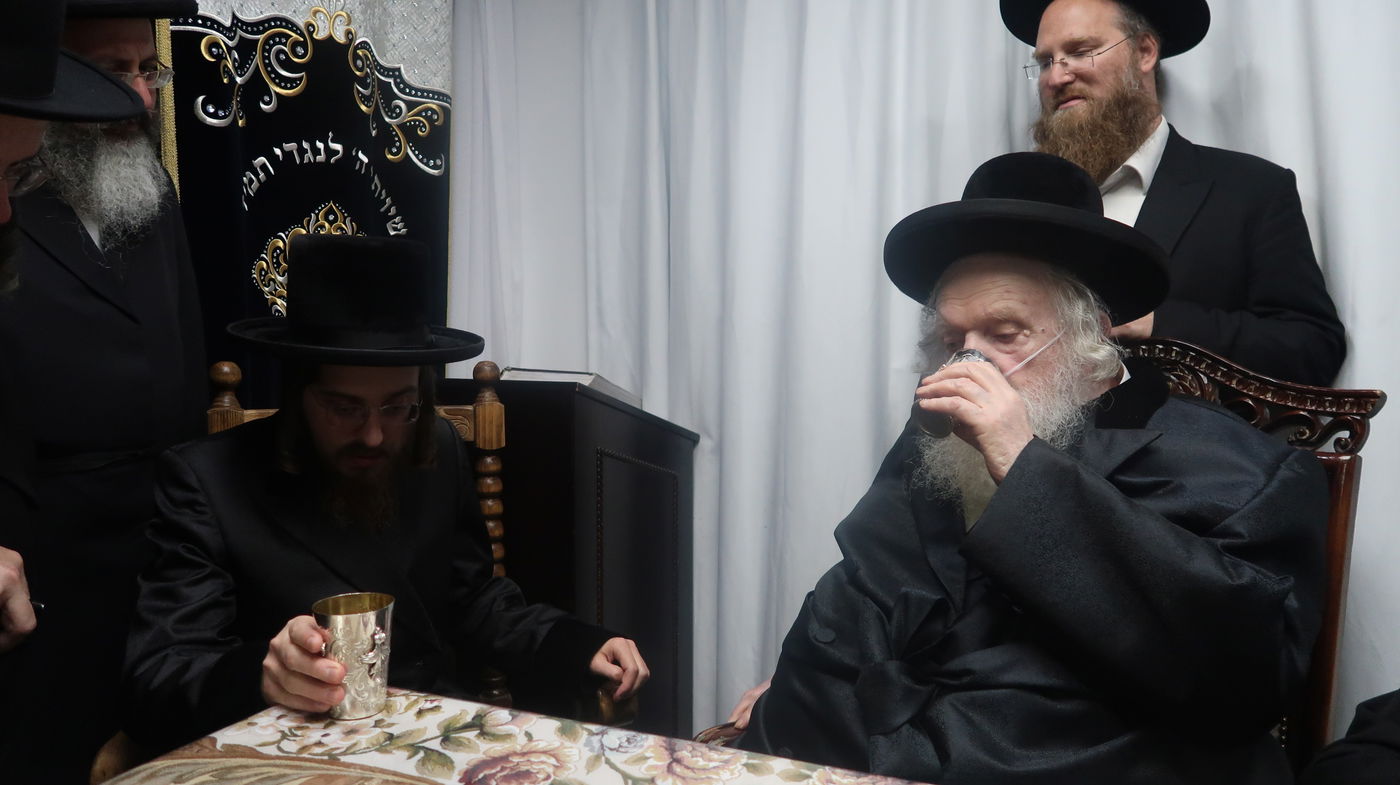 האדמו"ר מסאדיגורה בביקור אצל דודו הגאון רבי משה שטרנבוך 