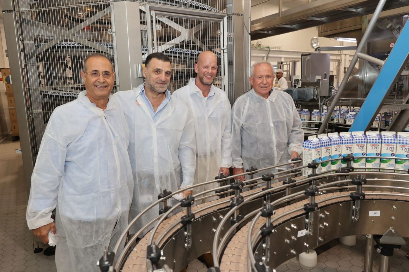 שר החקלאות, אבי דיכטר, בביקור במחלבת רחובות של תנובה יחד עם אורן לביא, מנכ"ל המשרד וצוות משרדו