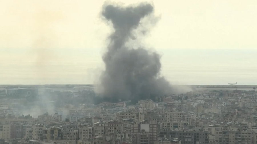 מטוס נוחת בנמל התעופה רפיק חרירי ברקע התקיפה בביירות, היום