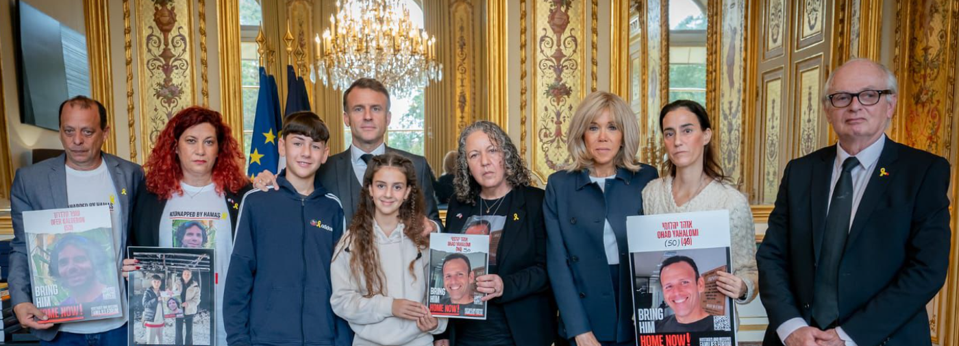 מקרון עם משפחות החטופים