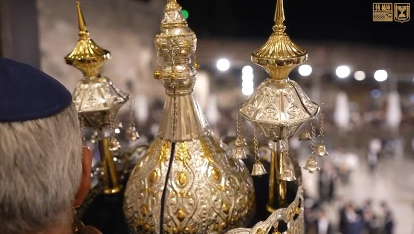 הכנסת ספר תורה לכותל המערבי לזכרם של הנופלים במלחמת 'חרבות ברזל'