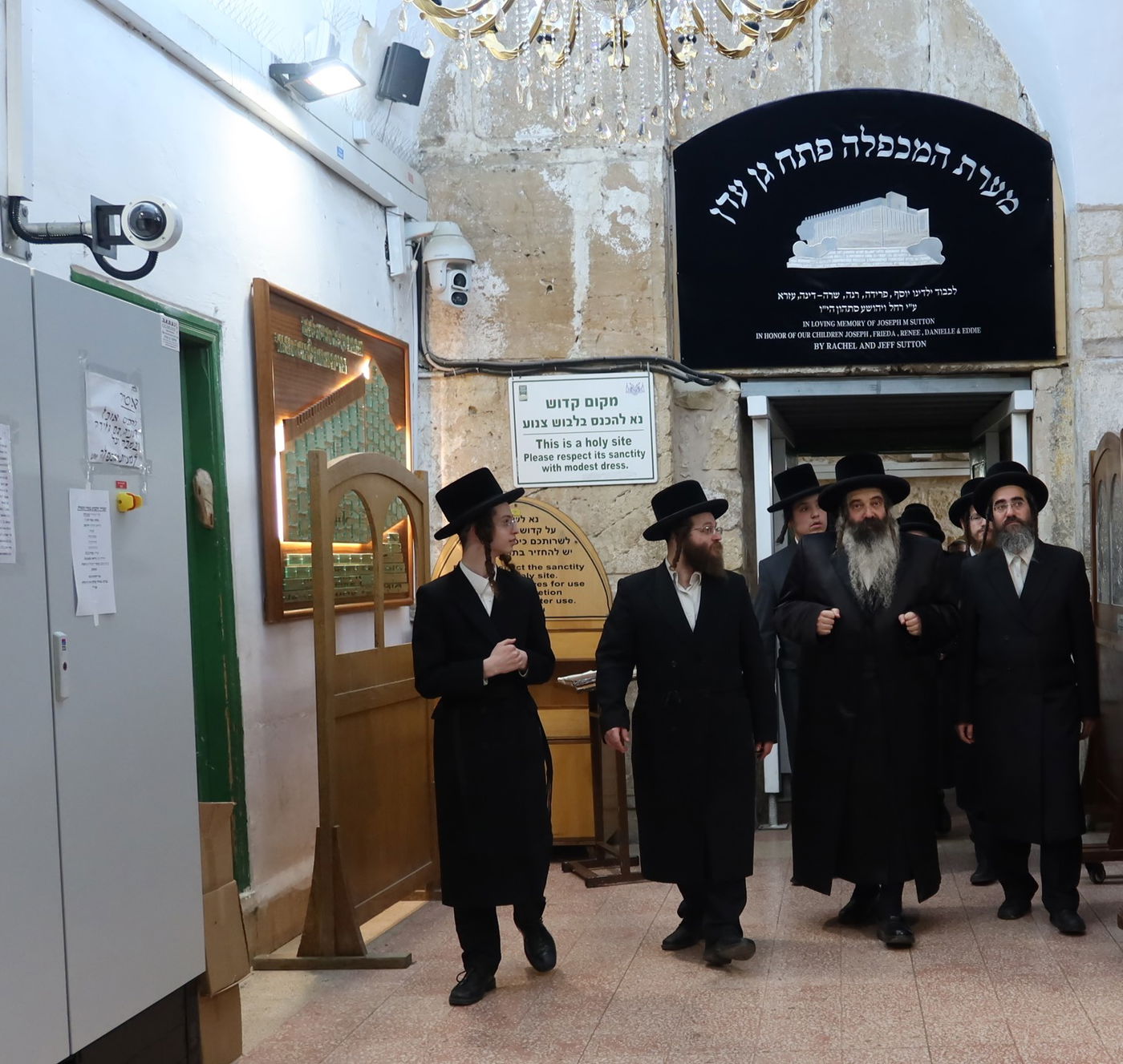 האדמו"ר מזוטשקא בתפילה במערת המכפילה 