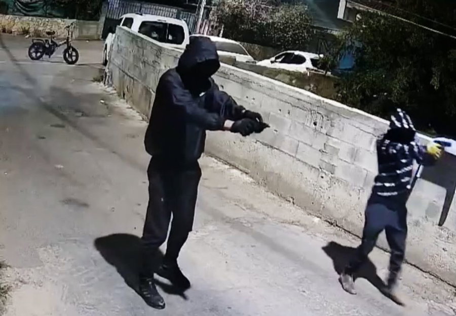 היורים הגיעו עם אופניים חשמליים ופתחו באש | צפו בתיעוד