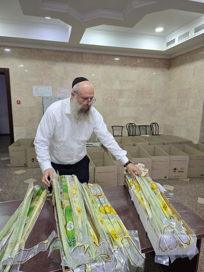 הרב ערנטרוי עם הסטים שהגיעו