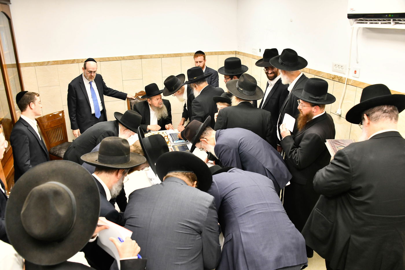 הגאון רבי מרדכי שמואל אדלשטיין בחלוקת דבש 