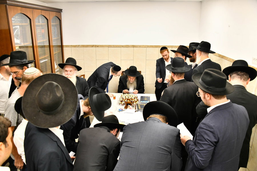 הגאון רבי מרדכי שמואל אדלשטיין בחלוקת דבש