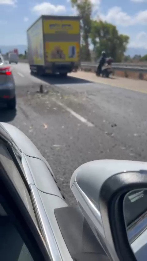 זירת הפגיעה הישירה בכביש 22 בקריות - הטיל פגע בכביש