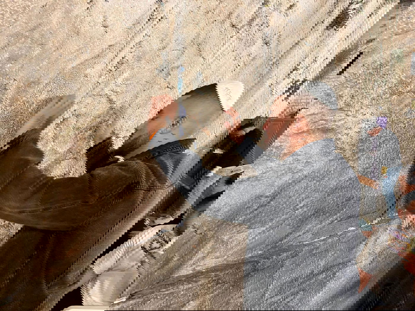 רגע לפני כיפור: הידוען שהתחזק ביקש סליחה בכותל | צפו