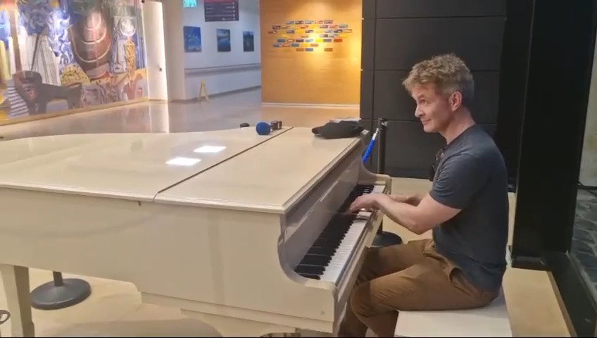 מאריי מנגן בפסנתר