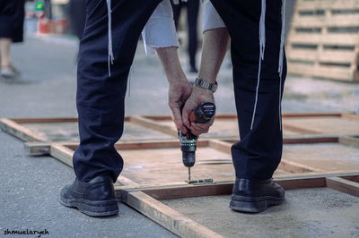 בונים סוכה במאה שערים