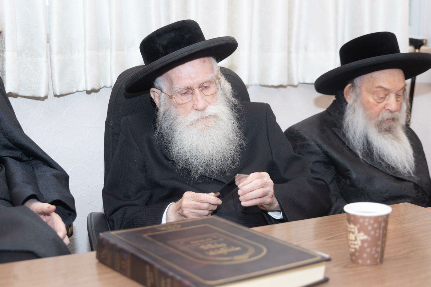 הגר"מ שטרנבוך בבדיקת סכינים 