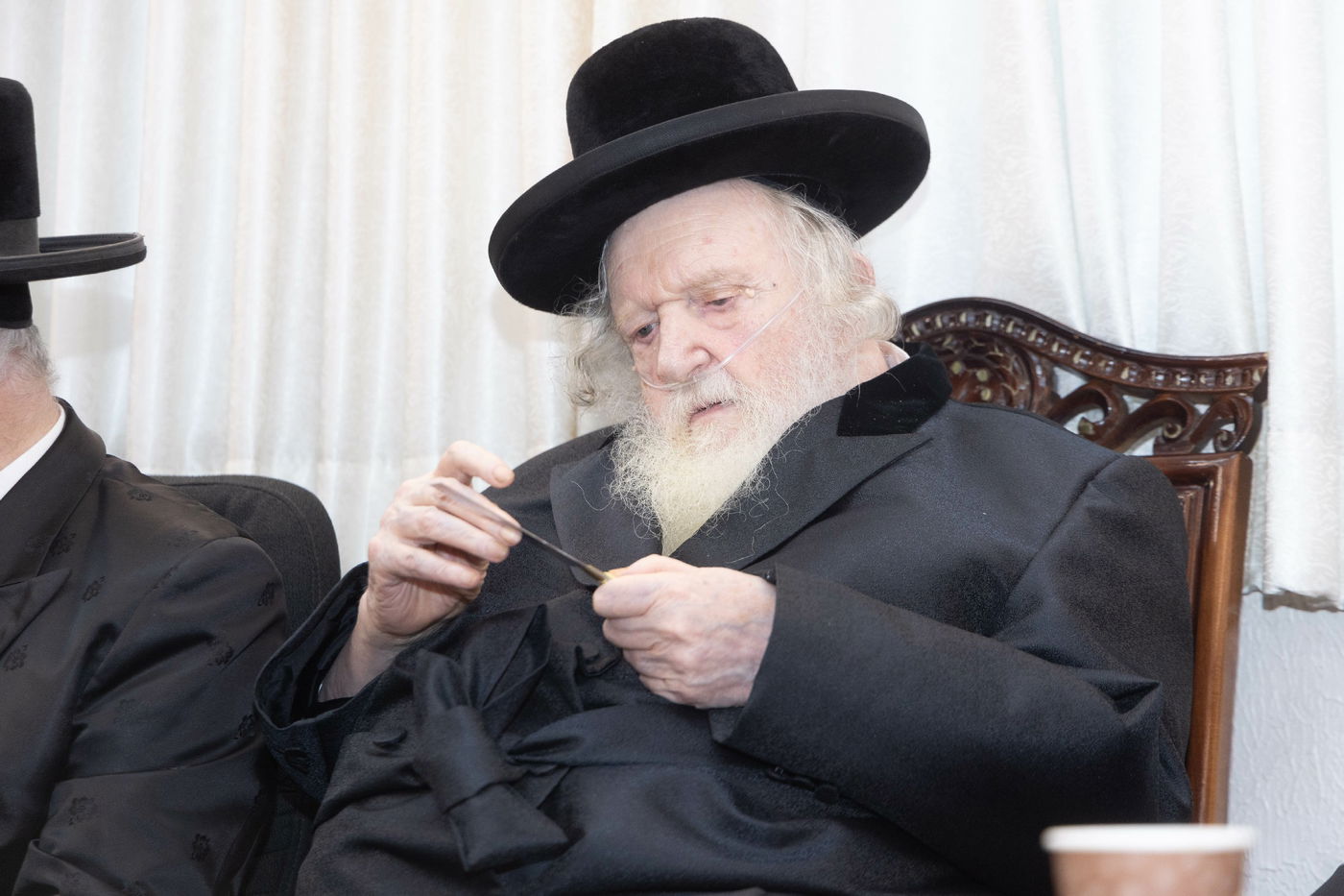 הגר"מ שטרנבוך בבדיקת סכינים 