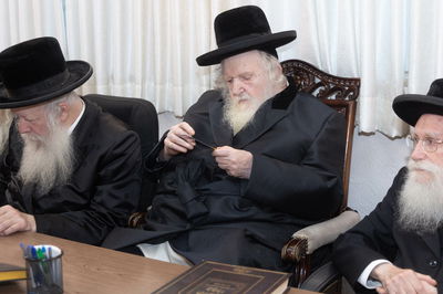 הגר"מ שטרנבוך בבדיקת סכינים 