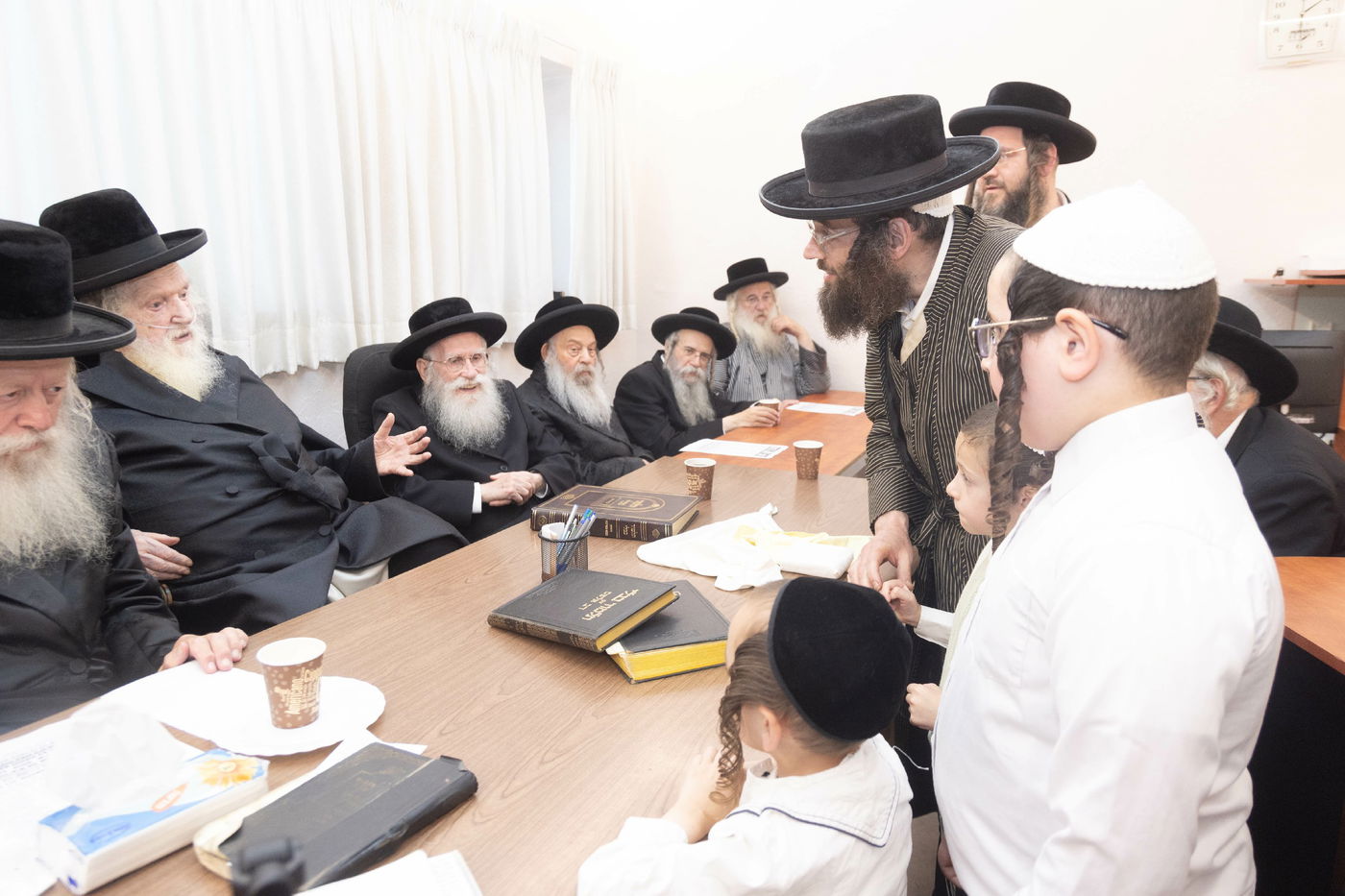 הגר"מ שטרנבוך בבדיקת סכינים 