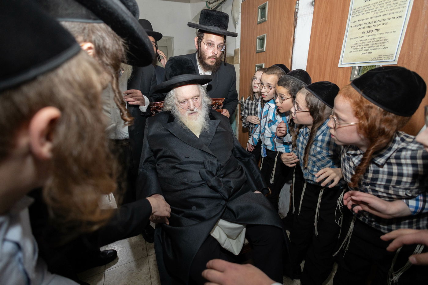 הגר"מ שטרנבוך בבדיקת סכינים 