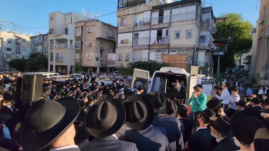 הלווית הקדוש הרב רפאל מרדכי פישהוף הי"ד, בבית הכנסת אהבת חסד בגבעת ישיבת פוניבז' בבני ברק