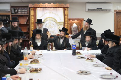 מעמד קביעת מזוזה לביהמ"ד זוויעהיל בביתר 