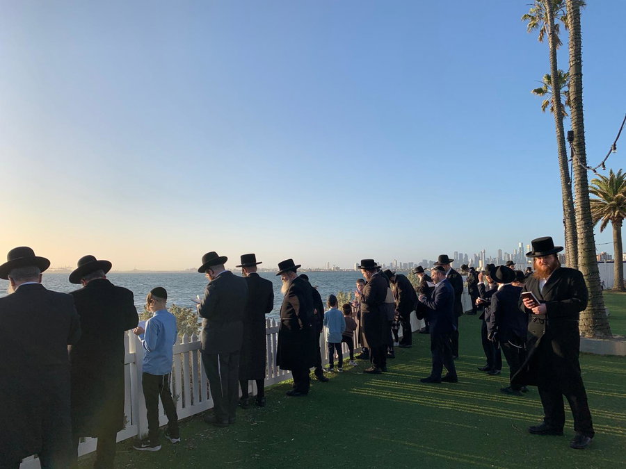 גאב"ד מעלברון שבאוסטרליה בתשליך יחד עם בני קהילתו