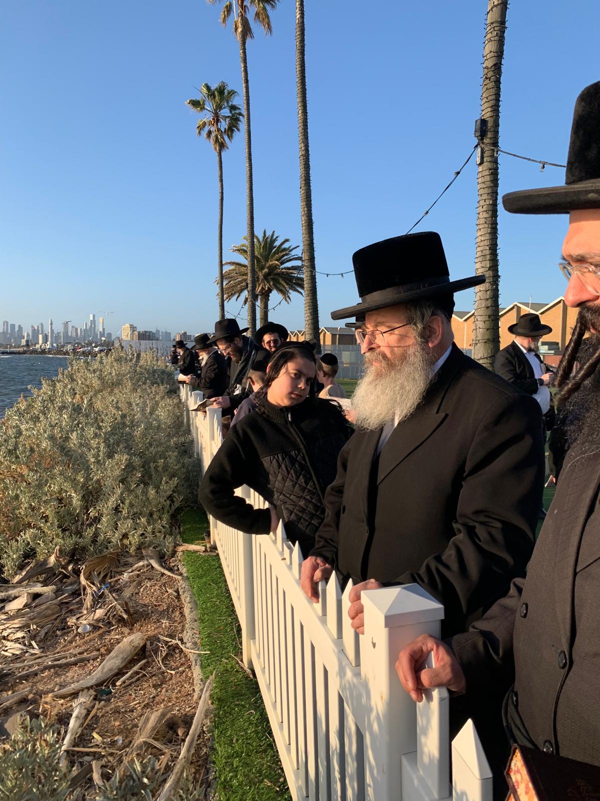 גאב"ד מעלברון שבאוסטרליה בתשליך יחד עם בני קהילתו 