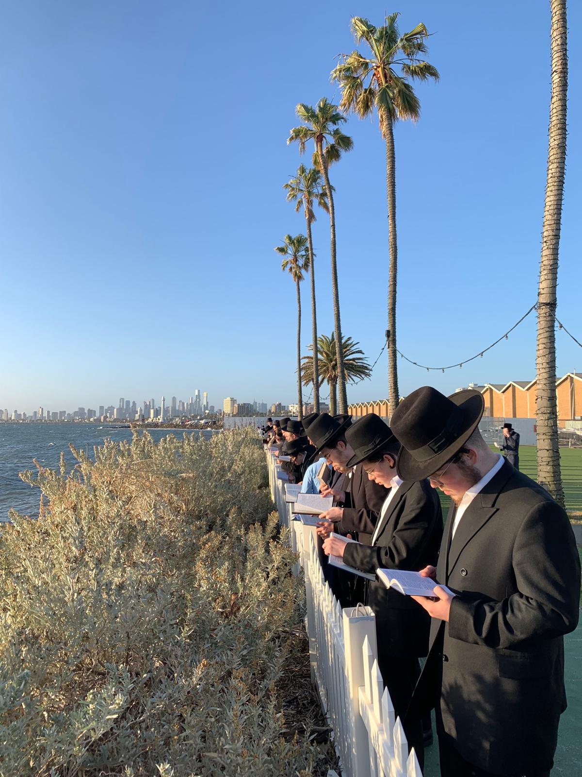 גאב"ד מעלברון שבאוסטרליה בתשליך יחד עם בני קהילתו 