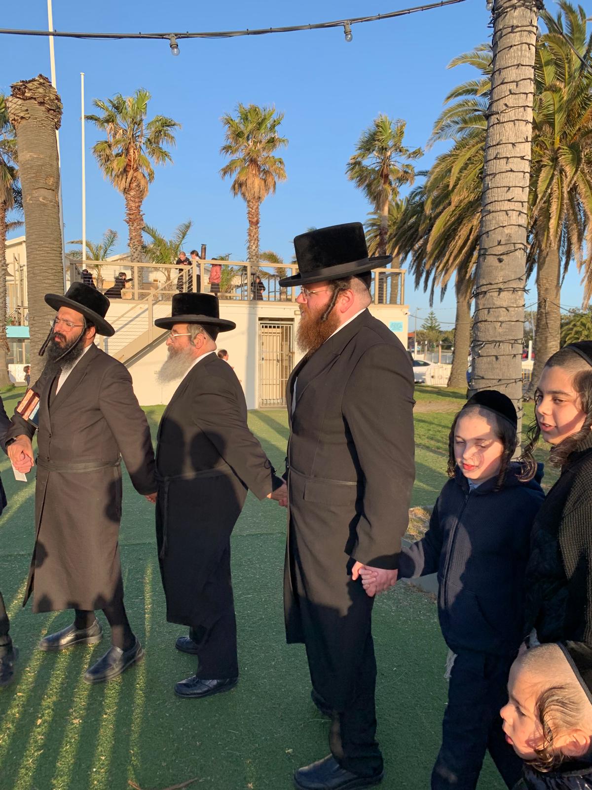 גאב"ד מעלברון שבאוסטרליה בתשליך יחד עם בני קהילתו 