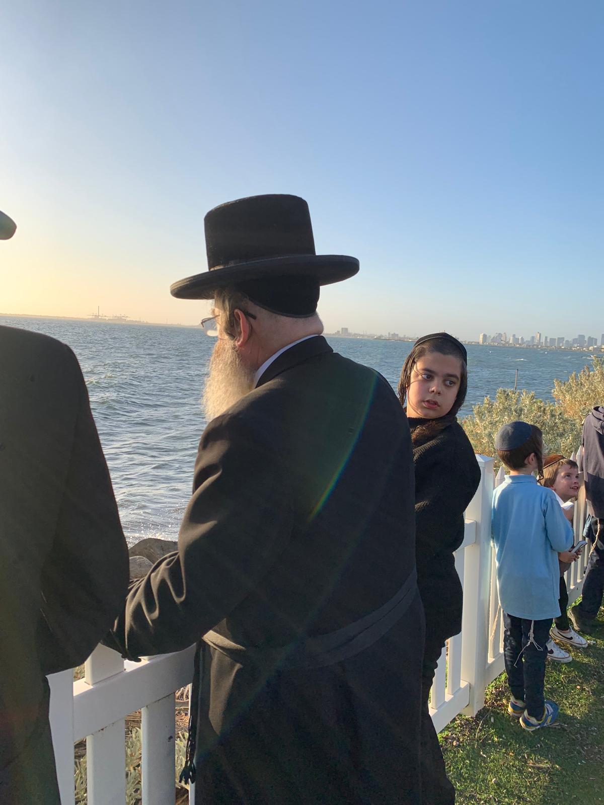 גאב"ד מעלברון שבאוסטרליה בתשליך יחד עם בני קהילתו 