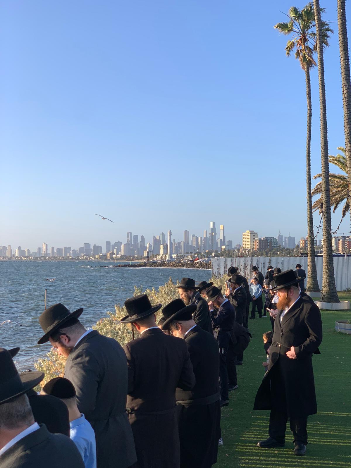 גאב"ד מעלברון שבאוסטרליה בתשליך יחד עם בני קהילתו 