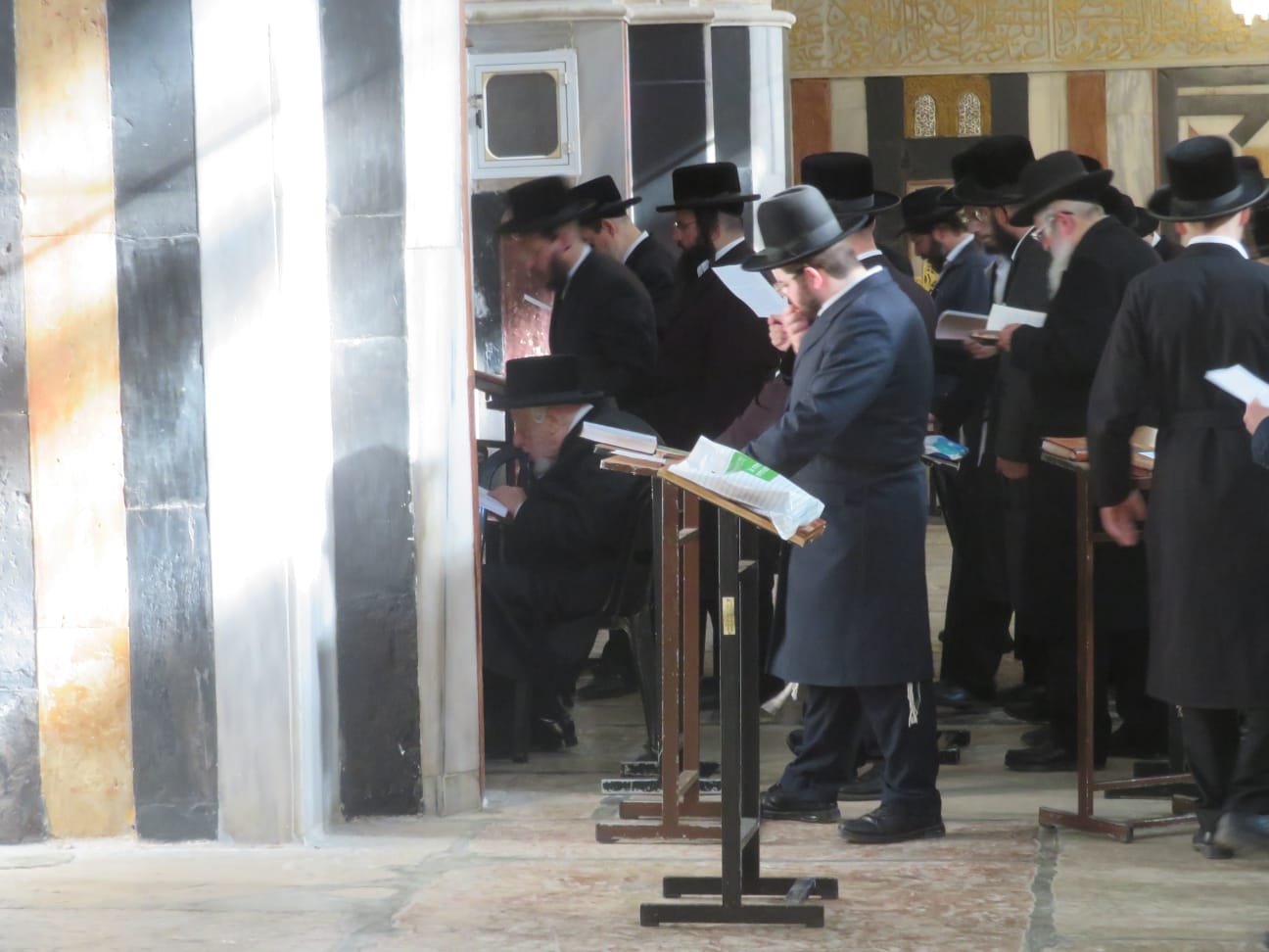 האדמו"ר מקופיטשניץ במערת המכפלה 