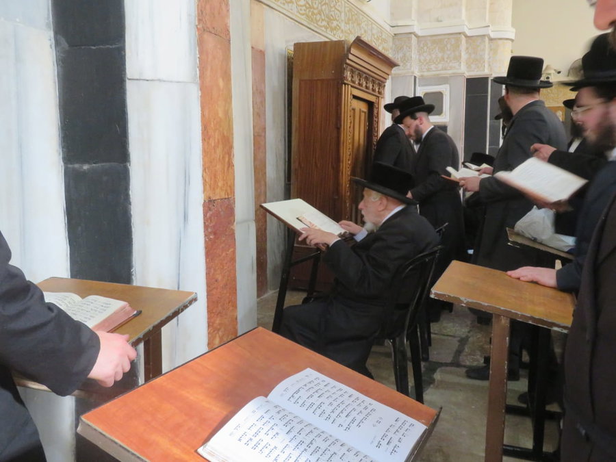 האדמו"ר מקופיטשניץ במערת המכפלה